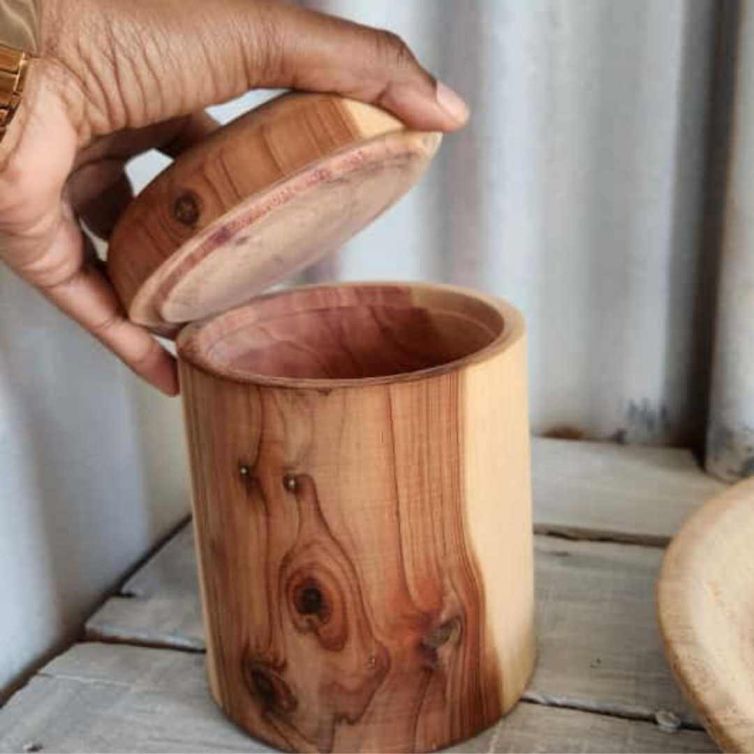 Atelier Boutik Artisanal woodwork of a jewelry box in Rodrigues by Mr. Hortense
