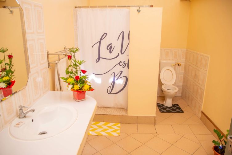 Chez Jenny's bathroom