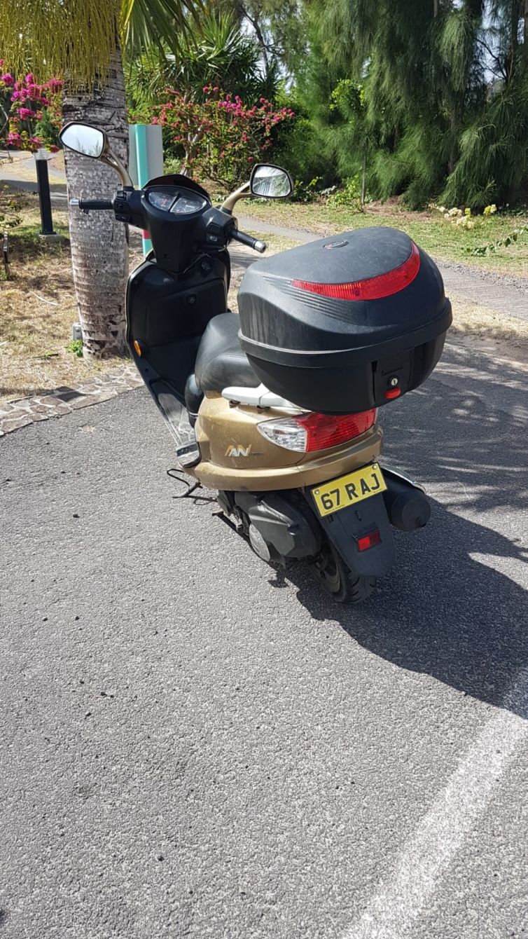 Sam Scooter Rodrigues Island with top case